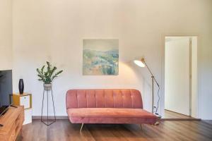 uma sala de estar com um sofá e um candeeiro em Il Leccio Country House em Siena