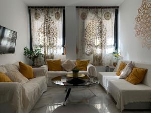 A seating area at Apartamento NEPTUNO con piscina a 50 mt de la playa