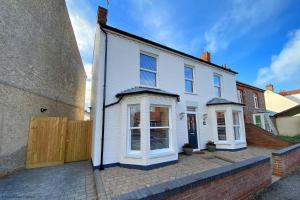 une maison blanche dans une rue en briques dans l'établissement Paddlestop House, à Sheringham
