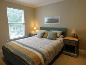 une chambre avec un grand lit avec des oreillers dessus dans l'établissement Paddlestop House, à Sheringham