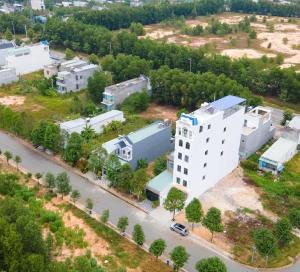 uma vista aérea de uma cidade com um edifício em lucky life hotel em Ấp Nhât (2)