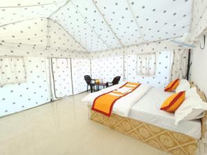 a bedroom with a bed in a room at The Taj of Desert in Sām