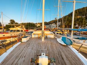 ein Boot, das in einem Yachthafen mit anderen Booten angedockt ist in der Unterkunft Seaborn Legend in Fethiye