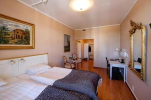 Postel nebo postele na pokoji v ubytování Eksjö Stadshotell + 37 fotografií