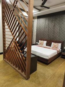 1 dormitorio con 1 cama y escalera en The highland hotel, en Bathinda