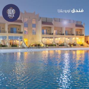 un hôtel avec une piscine en face d'un bâtiment dans l'établissement فندق أورو بلازا ORO Plaza Hotel, au Caire