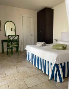 Foto dalla galleria di TRAVELLIVING - Casa Vacanze Villa Ida, Beachfront a Punta Braccetto Altre 46 foto