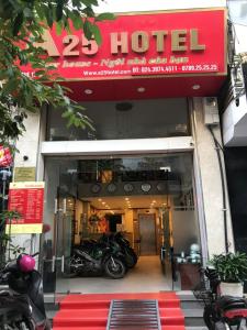 un hotel con motocicletas estacionadas fuera de él en A25 Hotel - 53 Tuệ Tĩnh, en Hanói