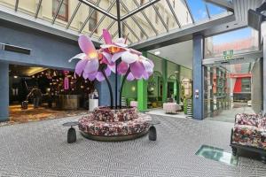 a large flower centerpiece in a shopping mall at Boutique Hotel Complex Apartment with Hot Tub, Pool & Gym in Wellington