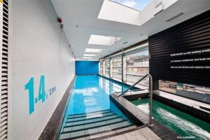 a large swimming pool in a building with a swimming pool at Boutique Hotel Complex Apartment with Hot Tub, Pool & Gym in Wellington