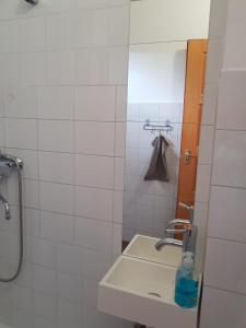 un bagno bianco con lavandino e specchio di Csillagmajor a Csabrendek Altre 8 foto