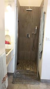 uma casa de banho com um chuveiro com um lavatório e um chuveiro em Garibaldi 15 em Marsala