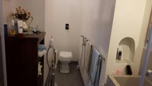 uma casa de banho branca com um WC e um lavatório em Garibaldi 15 em Marsala