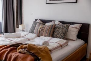 1 cama con almohadas en el dormitorio en Alte Veste Playmobil Messe, en Zirndorf