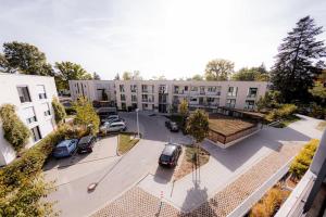 un complejo de apartamentos con coches aparcados en un aparcamiento en Alte Veste Playmobil Messe, en Zirndorf