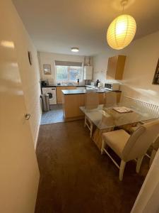 een keuken en eetkamer met een tafel en stoelen bij Large 2 bedroom house in Wombridge