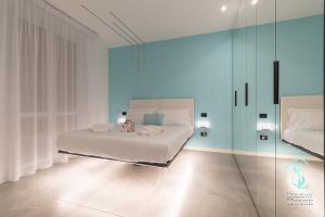Un dormitorio con una cama con un osito de peluche. en Tiffany - SL Holiday House, en Desenzano del Garda