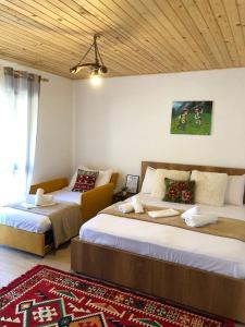 ein Schlafzimmer mit zwei Betten und einem Sofa darin in der Unterkunft Te baca Qerim in Lekbibaj