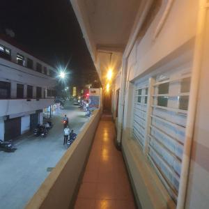 un pasillo vacío de un edificio por la noche en Hotel Family Stay, en Aurangabad