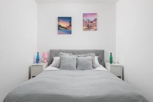 - une chambre avec un lit et 2 photos sur le mur dans l'établissement Rent like home - Smocza 26, à Varsovie