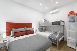 - une chambre avec un lit et des lits superposés dans l'établissement Palacio Real DownTown,by MONARO*****, à Madrid