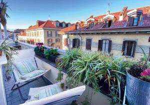 een balkon met stoelen en planten in een gebouw bij Flat city center Porta Susa, free parking wifii smart tv Sky in Turijn
