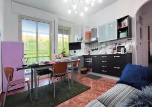 uma cozinha com uma secretária e uma mesa num quarto em Flat city center Porta Susa, free parking wifii smart tv Sky em Turim