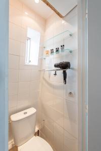 a bathroom with a toilet and a shower at Voltaire Cosy appartement au centre de Paris in Paris