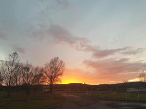 un tramonto con il tramonto in lontananza di Csillagmajor a Csabrendek
