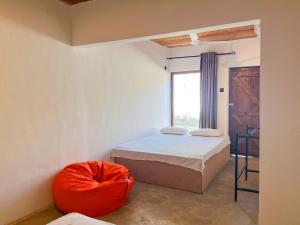 1 dormitorio con 2 camas y ventana en Agastyā en Kataragama