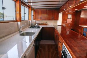 eine Küche mit Spüle und Arbeitsplatte in der Unterkunft Seaborn Legend in Fethiye