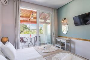 een slaapkamer met een bed en een balkon met een tafel bij The Flower Garden in Ýpsos