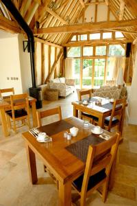 - un salon avec une table et des chaises en bois dans l'établissement Sabine Barn, à Oxford