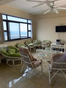 Μια τηλεόραση ή/και κέντρο ψυχαγωγίας στο 2 bedroom Flat