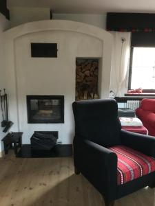 - un salon avec un canapé et une cheminée dans l'établissement Szczęśliwy Domek, à Wetlina
