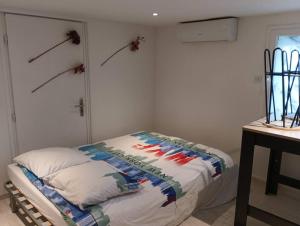 um quarto com uma cama com uma cruz na parede em Chez Rémi em Meximieux