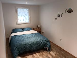 - une chambre avec un lit et une fenêtre dans l'établissement Chez Rémi, à Meximieux