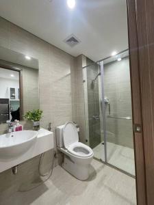 a bathroom with a toilet and a sink and a shower at Vinhomes Smart City - Căn hộ Studio cao cấp tại tòa SA3 in Hanoi
