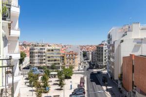 einen Luftblick auf eine Stadtstraße mit Gebäuden in der Unterkunft Spacious apartment near Saldanha in Lissabon