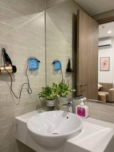 a bathroom with a white sink and a mirror at Vinhomes Smart City - Căn hộ Studio cao cấp tại tòa SA3 in Hanoi