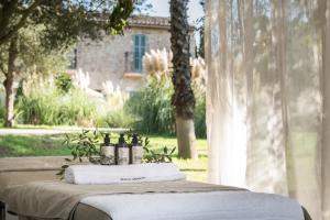 - une table avec des bouteilles de vin et des serviettes dans l'établissement Hotel Sa Franquesa Nova, à Vilafranca de Bonany