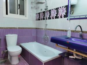 ein Bad mit einem WC und einem Waschbecken in der Unterkunft Maadi ring road Family apartment in Kairo