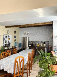 a kitchen and dining room with a table and chairs at Finca los Rosales de la Vega in Estremera
