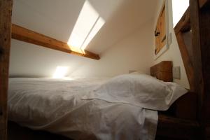una camera con un letto bianco e una finestra di The Bullpen Warton a Warton