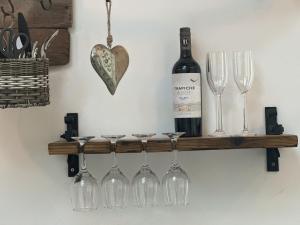 una bottiglia di vino e bicchieri da vino su una mensola di The Bullpen Warton a Warton