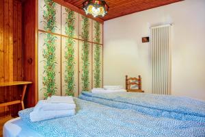 ein Schlafzimmer mit 2 Betten und Handtüchern darauf in der Unterkunft Villa la Brisa 2 in Predazzo