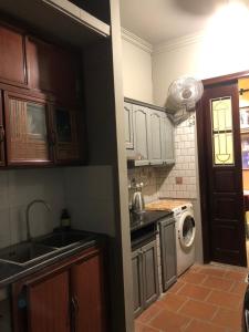 una cucina con lavello e lavatrice di T Home Balcony Homestay a Hanoi