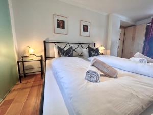 Un pat sau paturi într-o cameră la Haus Wallis by stayFritz - Ski-In Ski-Out Zimmer 'garni' am Arlberg