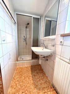 O baie la Haus Wallis by stayFritz - Ski-In Ski-Out Zimmer 'garni' am Arlberg +68 fotografii