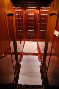 einen Gang in einem Zimmer mit Holzböden und Fenstern in der Unterkunft Seaborn Legend in Fethiye